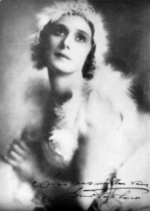 Anna_Pavlova_in_costume_for_the_Dying_Swan